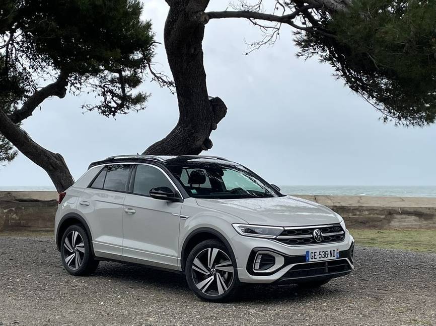 Volkswagen T-Roc restylé 2022 vue de trois-quarts avant