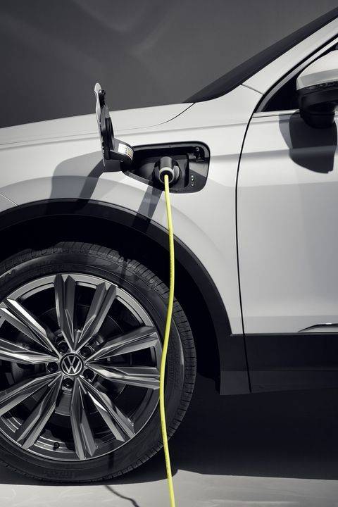 Volkswagen Tiguan 2 restylé 2020 vue trois quarts avant sur route